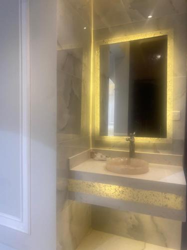泰布克فله روف خاصه的一间带水槽和镜子的浴室