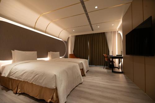 永康晶盈亲旅大酒店 的酒店客房设有两张床和一台平面电视。