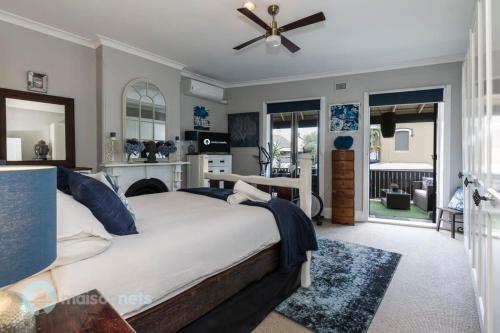 悉尼3 Bedroom House With Large Courtyard & City Views的一间卧室配有一张床和吊扇