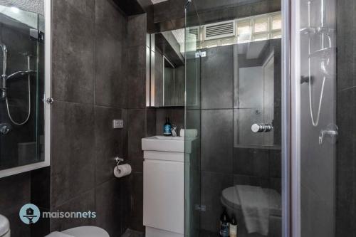 悉尼Studio Gem With Rooftop Space Prime Location的带淋浴、卫生间和盥洗盆的浴室