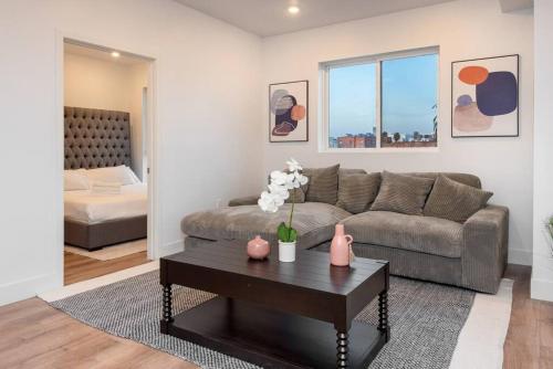 洛杉矶Chic and Elegant 2-Bedroom Haven w/ Roof Deck的带沙发和咖啡桌的客厅