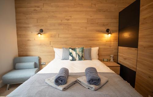 伊斯特布恩Aqua nest Eastbourne的一间卧室配有带毛巾的床