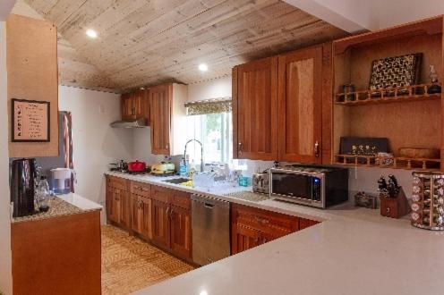 洛杉矶Roomi的厨房配有木制橱柜和台面