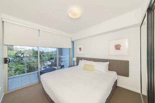 耶蓬耶蓬厄切隆公寓式酒店的卧室设有白色的床和大窗户