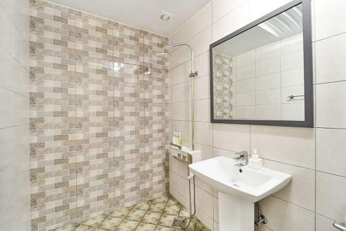 庆州Ciel mini hotel的一间带水槽和镜子的浴室