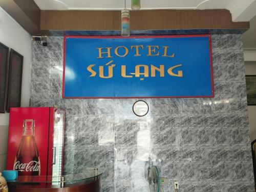 胡志明市Sứ Lạng Hotel的挂在墙上的酒店超长标志