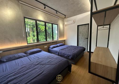 新山The Luxurious 27, Johor Bahru的带2扇窗户的客房内的2张床