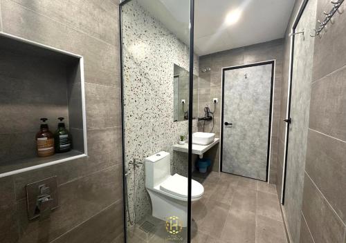 新山The Luxurious 27, Johor Bahru的浴室配有卫生间、盥洗盆和淋浴。