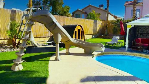 拉斯维加斯Buddha Play Modern with Pool & Spa Sauna Near Vegas strip的游泳池旁的院子滑梯