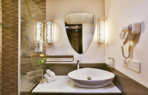 孟买T24 Residency的一间带水槽和镜子的浴室