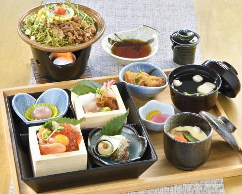 Kogushiseaside villa HILIFE - Vacation STAY 99018的桌上放不同种类食物的托盘
