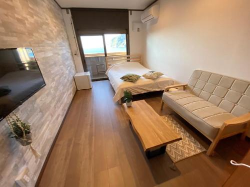 Kogushiseaside villa HILIFE - Vacation STAY 99007的客厅配有床和沙发