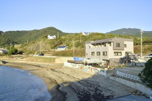 下关seaside villa HILIFE - Vacation STAY 51318v的毗邻海滩的一座建筑