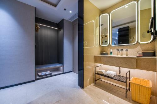 广州广州珠江太古仓亚朵S酒店的一间带水槽和镜子的浴室