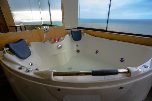 利马Golden Mar Hotel的海景浴缸
