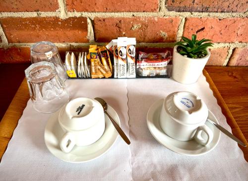 斯托尔钻石屋文化遗址餐厅及汽车旅馆的桌子上摆着两个杯子和盘子的桌子