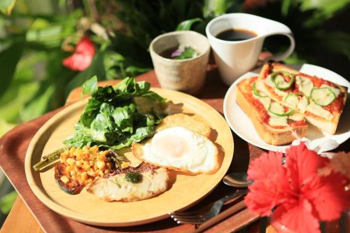 石垣岛纳塔海滩酒店的餐桌,带两盘食物和一杯咖啡的桌子