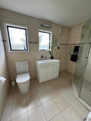 芒格努伊山Coastal Golf & Spa Guesthouse的浴室配有卫生间、盥洗盆和淋浴。