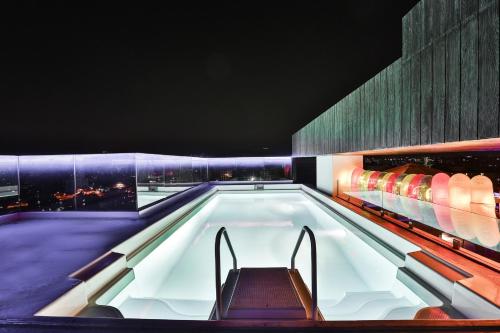 孟买T24 Residency的大楼内一个带长凳的游泳池