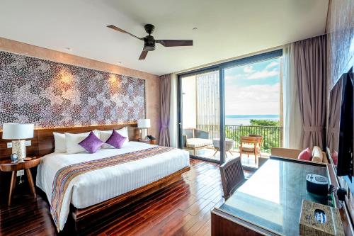 富国Salinda Resort Phu Quoc - Sparkling Wine Breakfast的酒店客房设有一张床和一个阳台。