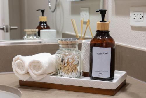 洛杉矶Charming Luxury Apartment with Hollywood Sign View的浴室水槽配有一瓶香皂和毛巾