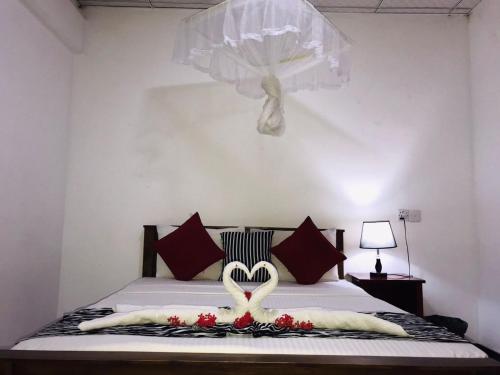 锡吉里亚Sigiriya Rock Star Home Stay的一间卧室配有一张床,拥有心灵装饰