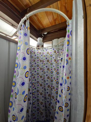 危地马拉Otto’s House的浴室内配有淋浴帘。