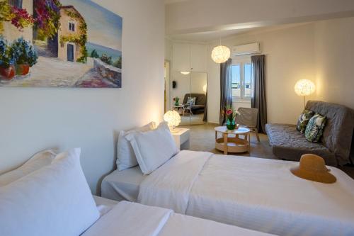 科孚镇布列塔尼酒店的酒店客房,设有两张床和一张沙发