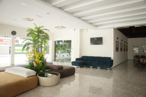 怡保Golden Roof Hotel Ampang Ipoh的客厅配有沙发和桌子