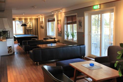 UlvsvågUlvsvåg Gjestgiveri og Fjordcamping AS的客厅配有皮革家具和台球桌