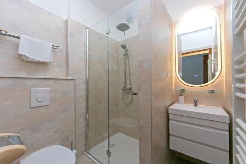 布雷拉Adria Brela Apartments的带淋浴、卫生间和盥洗盆的浴室