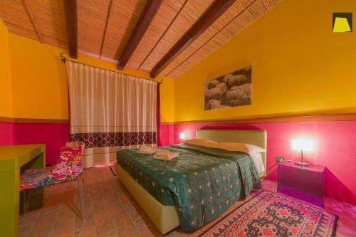Mores亚纳斯乡村度假酒店的卧室配有1张床、1张桌子和1把椅子