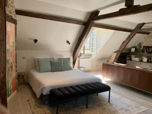 于塞勒Château de la Borde à Ussel的卧室设有一张大床,卧室设有横梁