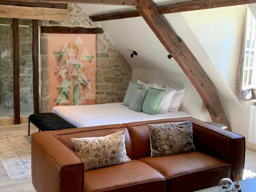 于塞勒Château de la Borde à Ussel的客厅配有沙发和1张床