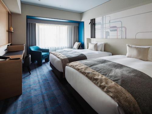 东京东京大都会大饭店的酒店客房配有两张床和一张书桌