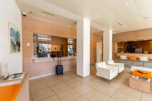 洛迦诺哈尼穆拉尔托酒店的客厅配有沙发和桌子
