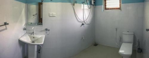锡吉里亚Sigiriya Rock Star Home Stay的白色的浴室设有水槽和卫生间。