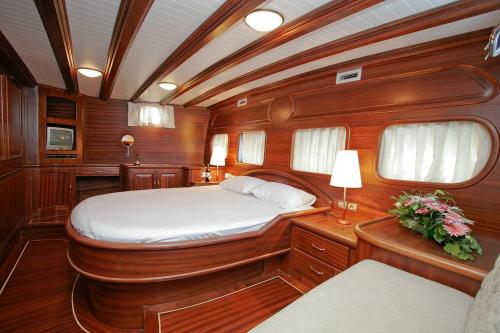 巴勒莫Silver的船上的卧室,里面设有床铺