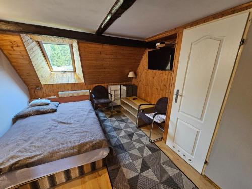 SpalonaOsmelakowa Dolina的一间卧室设有床、窗户和门