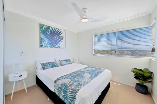 巴加拉Dwell @ 25, Oceanfront Apartment的白色的卧室设有床和窗户