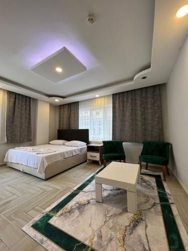 乔尔卢Luu Hotel的一间卧室配有一张床、一张沙发和一张桌子