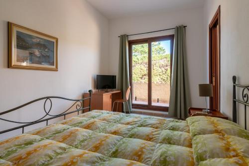 圣塔·马里亚·迪·帕尔玛Bonsai B&B Alghero的一间卧室设有一张床和一个窗口