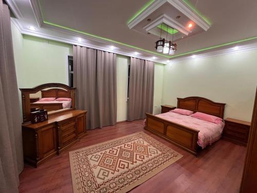CoratEden Guest House的一间卧室配有两张床和镜子