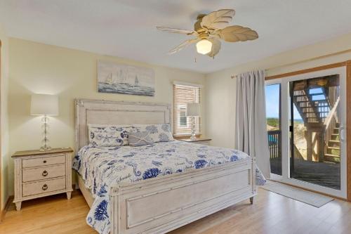纳格斯黑德7000 Serenity Sands Oceanfront的一间卧室配有一张床和吊扇