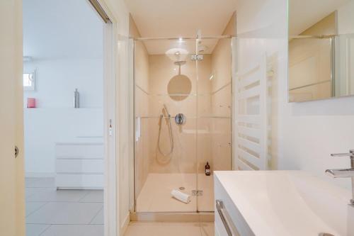 波尔多L'Arcachonnaise by Cocoonr的带淋浴和盥洗盆的浴室