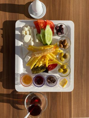 马尔丁Old City Tourism的桌上的水果和蔬菜托盘