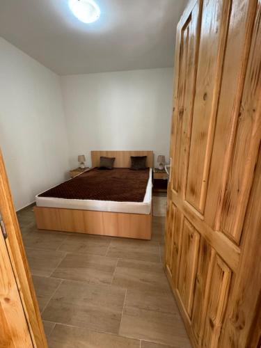 索科矿泉村Vikendica Ozren的一间卧室设有一张床和一个大型木门