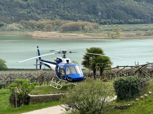 卡尔达罗Arzenhof, Baron Di Pauli的蓝白直升机飞越湖泊
