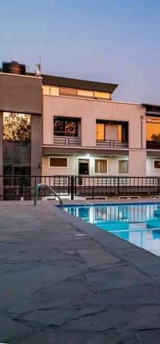 奈瓦沙Naivasha Wonderland Resort的一座建筑前面设有游泳池