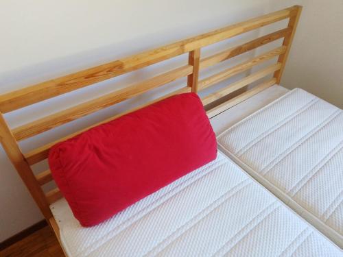 贝林佐拉Castle-View Bellinzona的双层床上的一个红色枕头